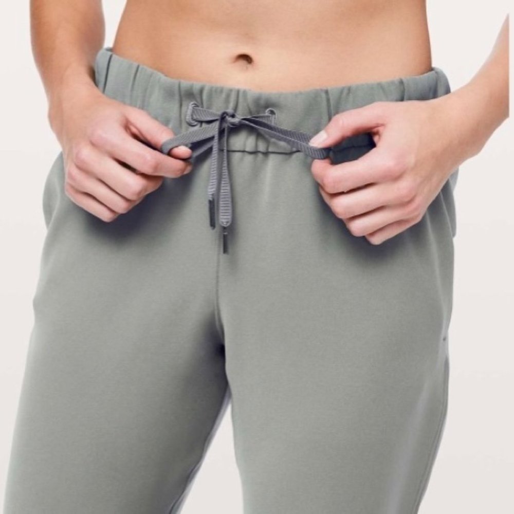 Lululemon On The Fly Crop Grey Sage Woven 23”